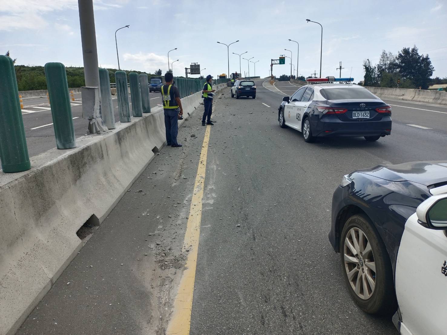 ▲西濱臺61線後龍路段聯結車自撞分隔島,警方趕赴處理 (圖/苗栗縣警察局 提供)
