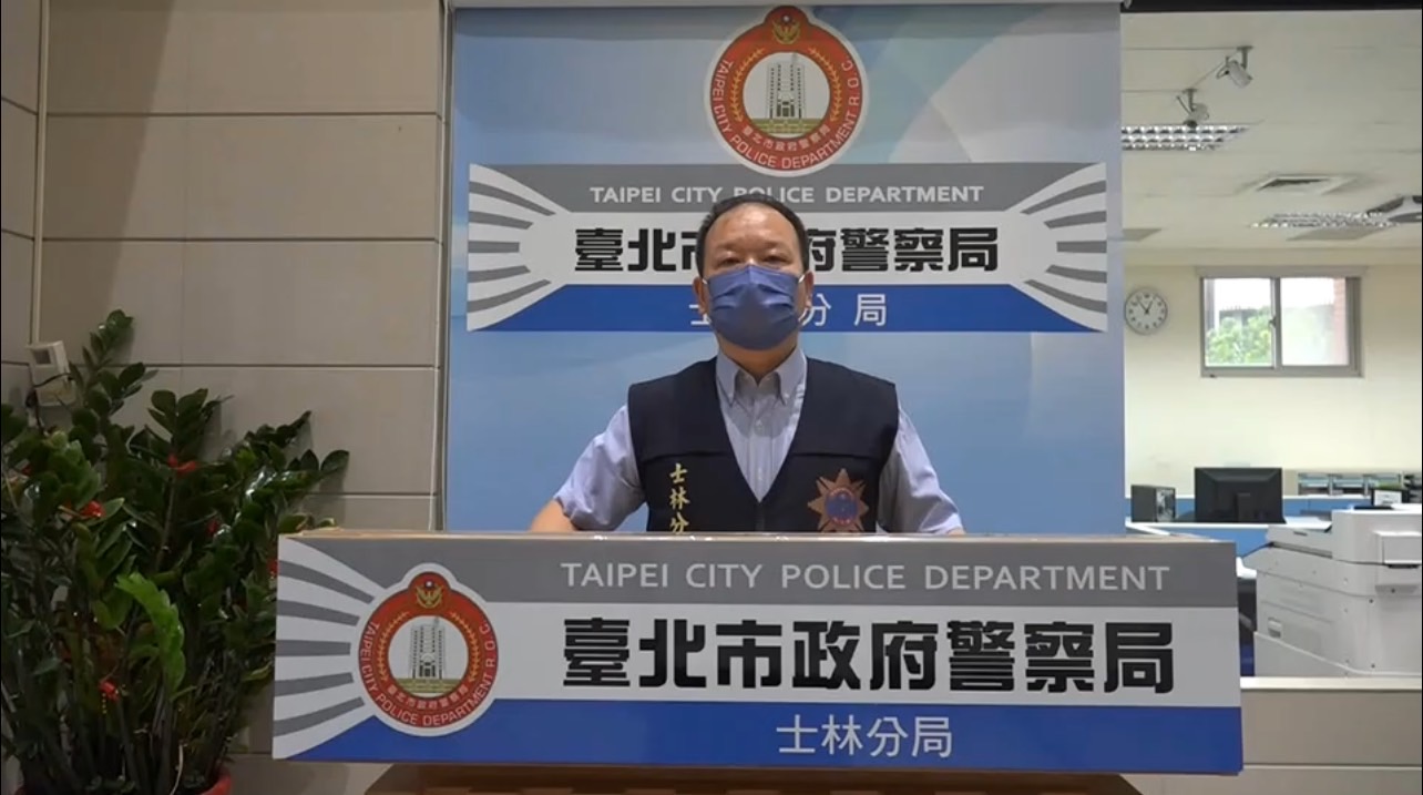 圖片說明:士林分局偵查隊副隊長林顏興說明畫面。(記者林艷林翻攝)