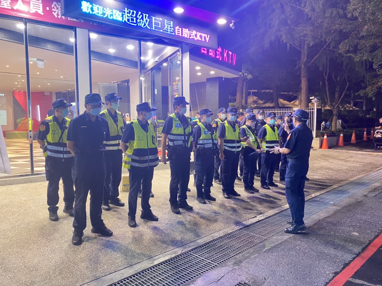 圖片說明:林口分局於國慶連假期間實施夜間擴檢,加強取締酒駕、噪音改管車。(記者趙靜姸翻攝)