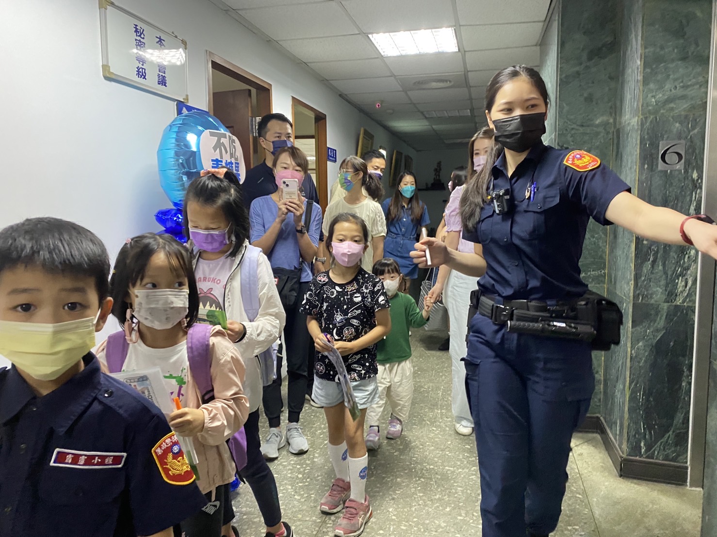 圖片說明:台北巿婦幼警察隊響應台灣女孩日特舉辦「一日小小婦幼警察特展」。(記者趙靜姸翻攝)