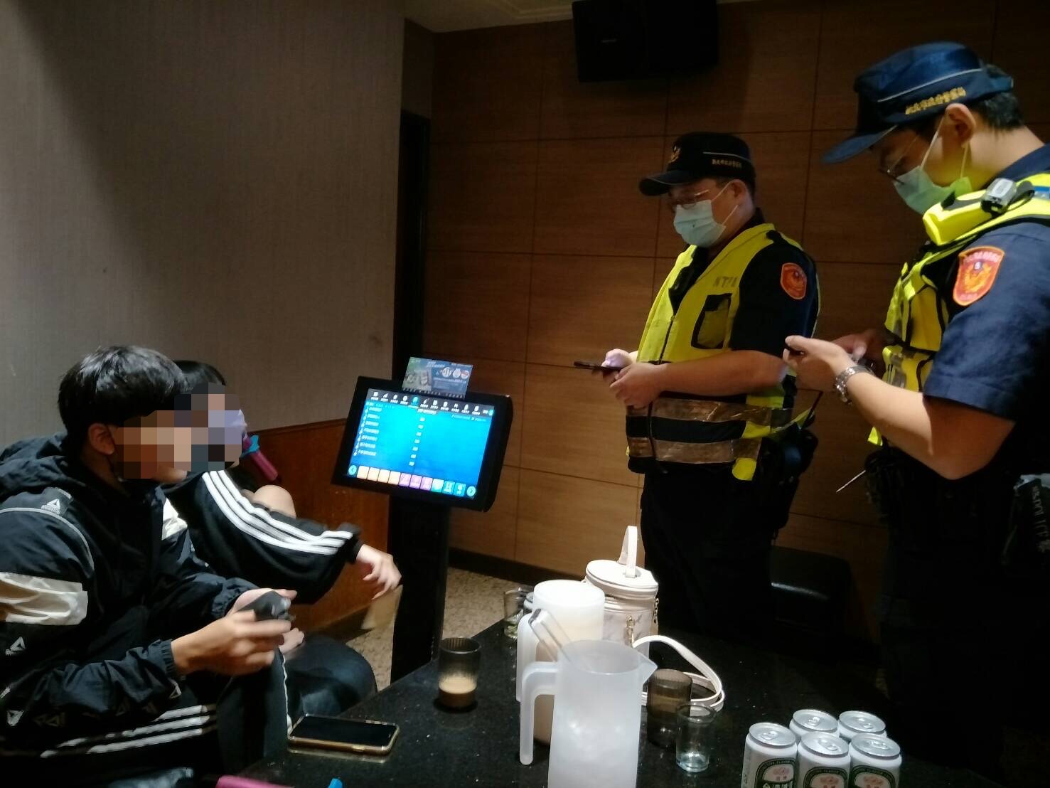 圖片說明:永和警針對治熱點執行擴大臨檢勤務。(記者徐煜勝翻攝)