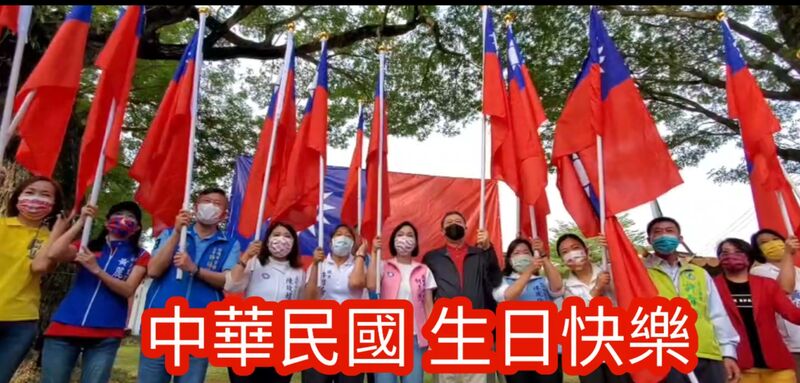 漾新聞|影》柯志恩插國旗慶祝國慶 赫見許智傑立委未舉旗杆嗎?