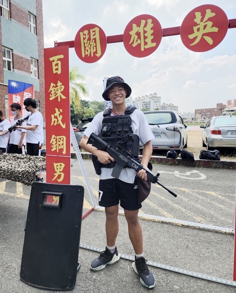 漾新聞|文山高中師生無人機操作、步槍射擊與雙繩突擊吊橋體驗 國防教育週生動活潑