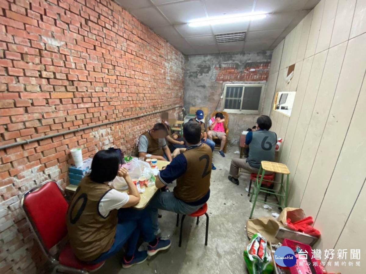推筒子賭場藏身偏僻民宅，大園警攻堅逮獲31人。<br /><br /> <br /><br /> 