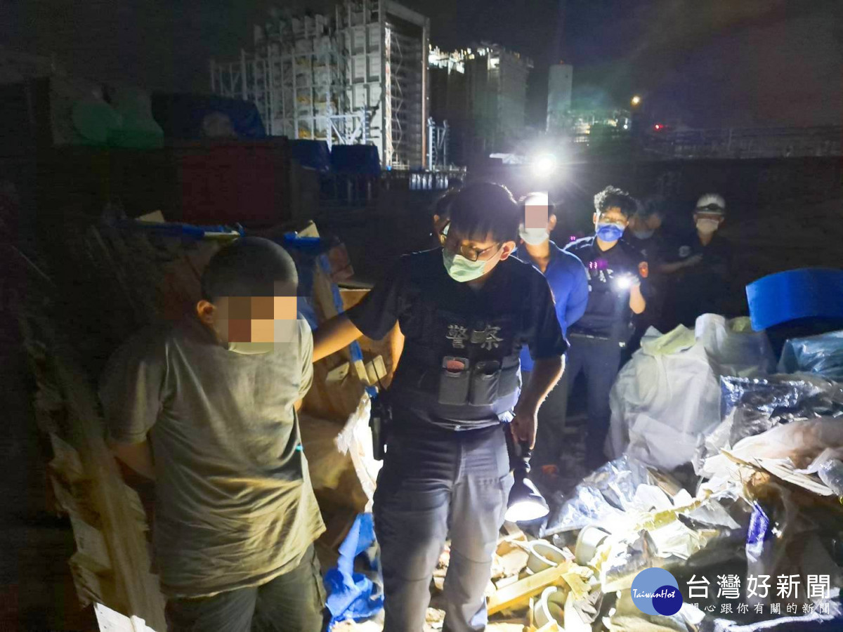 連假前夕欲偷上百斤電纜，大園警方圍捕逮現行犯。<br /><br /> <br /><br /> 