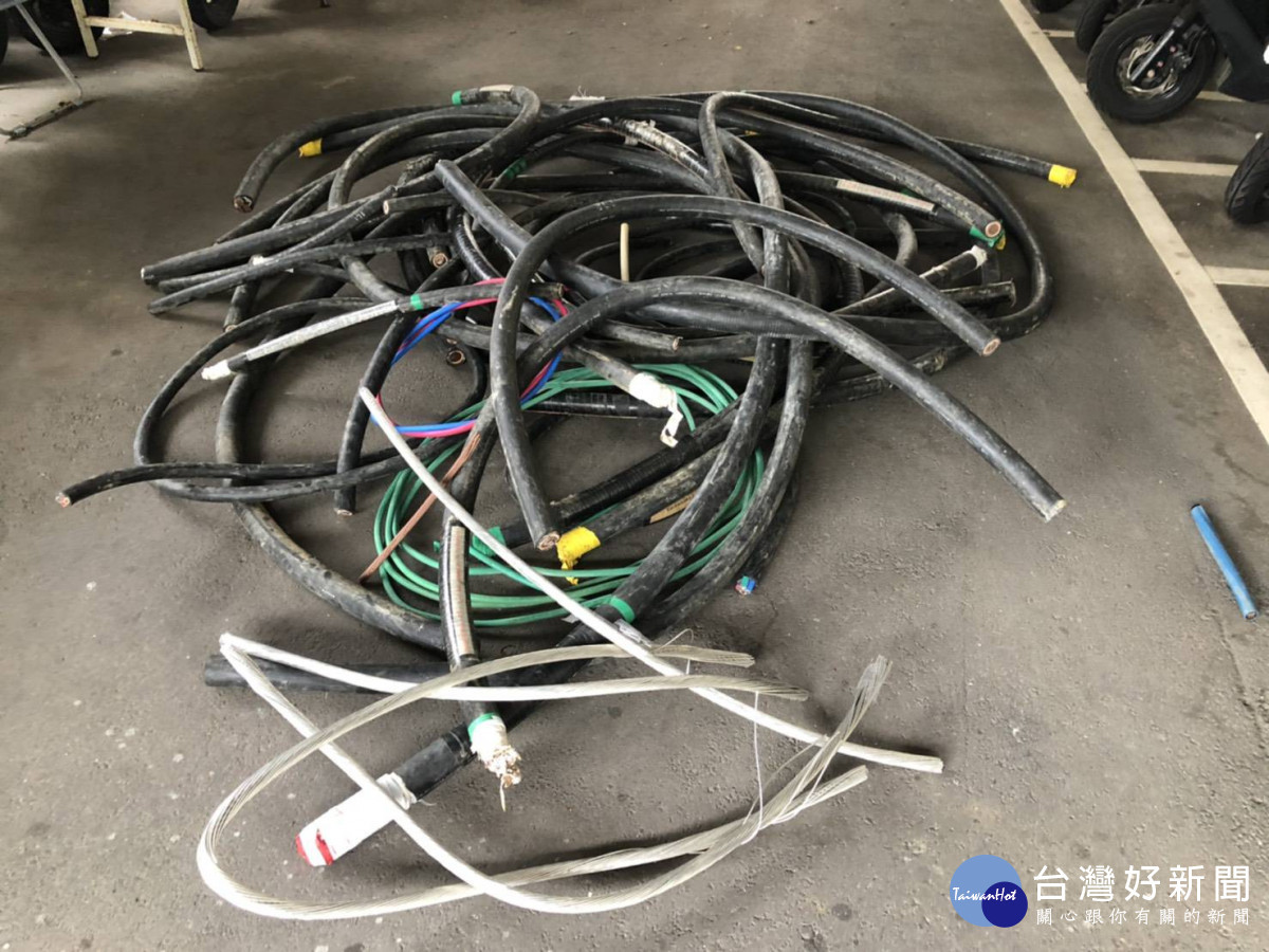 警方查獲上百斤被剪斷的電纜線。
