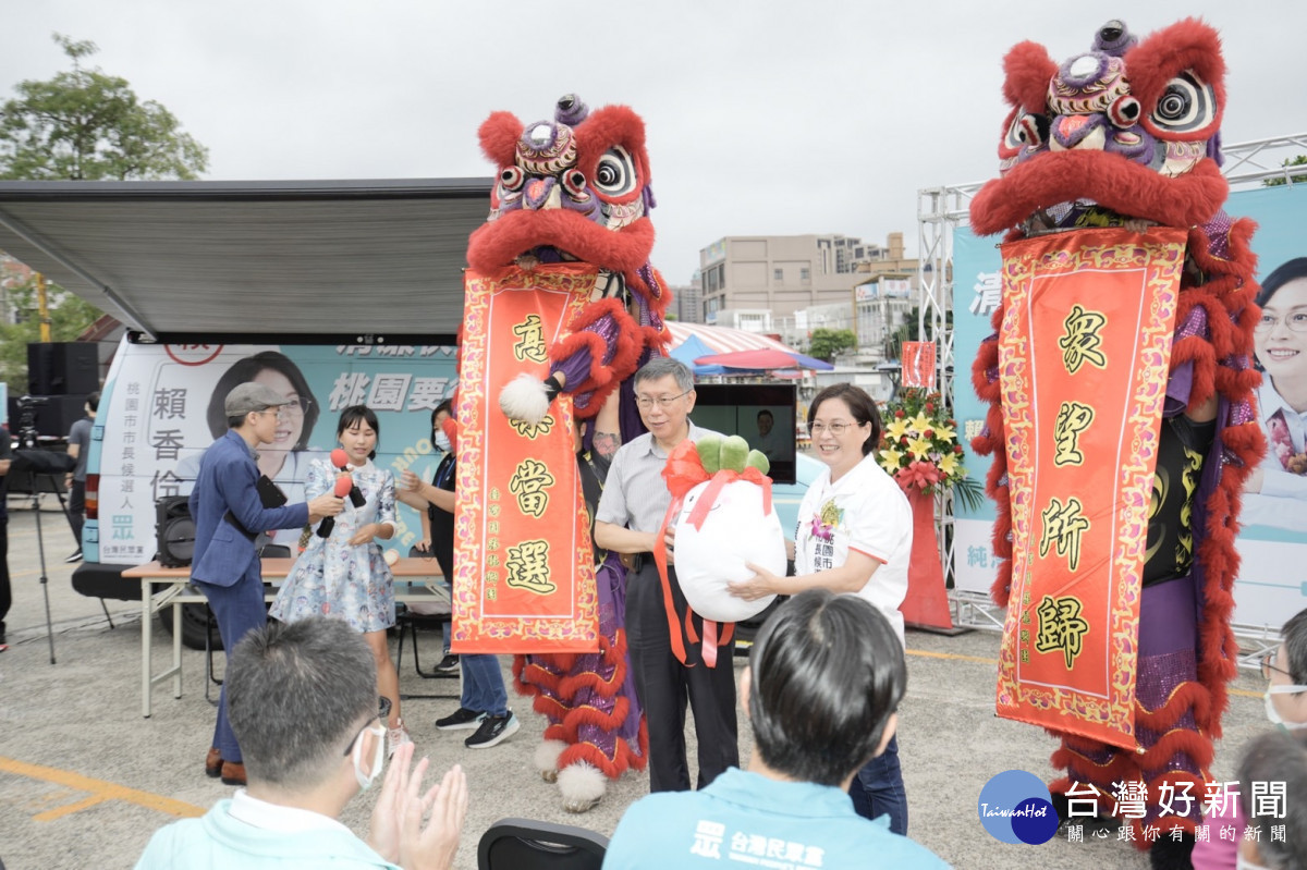 台灣民眾黨桃園市長候選人賴香伶競選行動辦公室「桃園快衝車」清廉號,在黨主席柯文哲開箱下啟動。<br /><br />