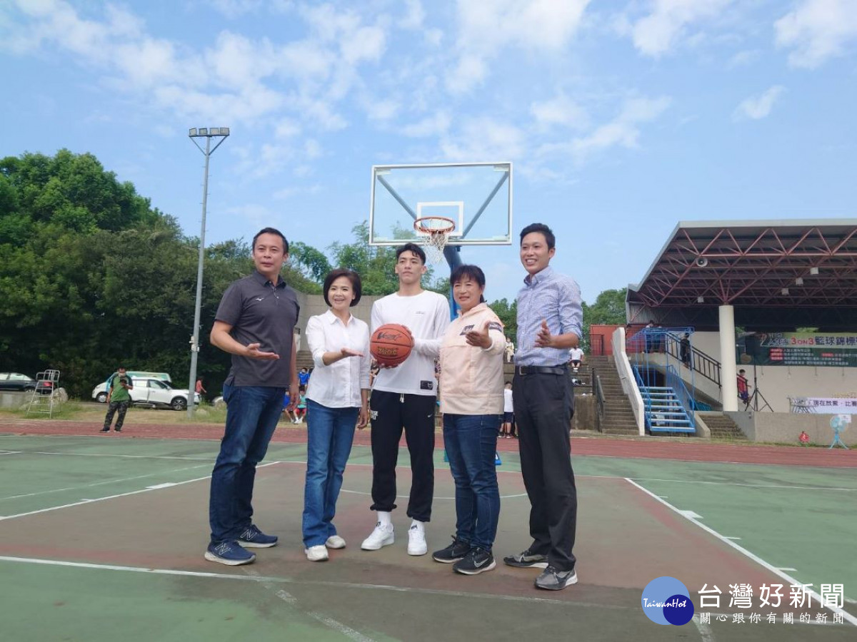 職籃人氣王魏嘉豪(中)是南投縣長候選人蔡培慧的表姪。