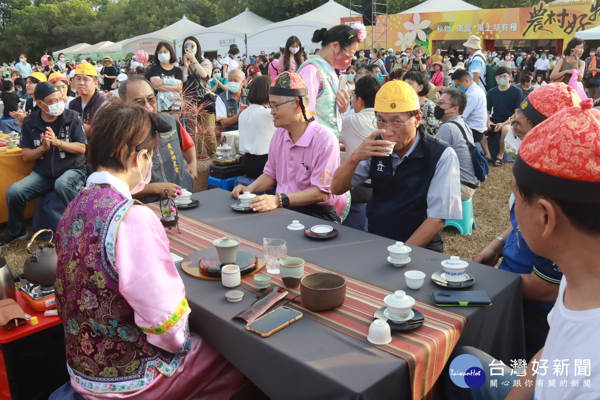 縣長林明溱到茶席品茶與民眾話家常。(記者扶小萍攝)