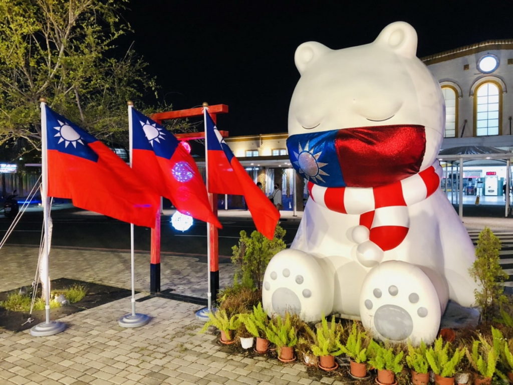 大白熊換上國慶口罩