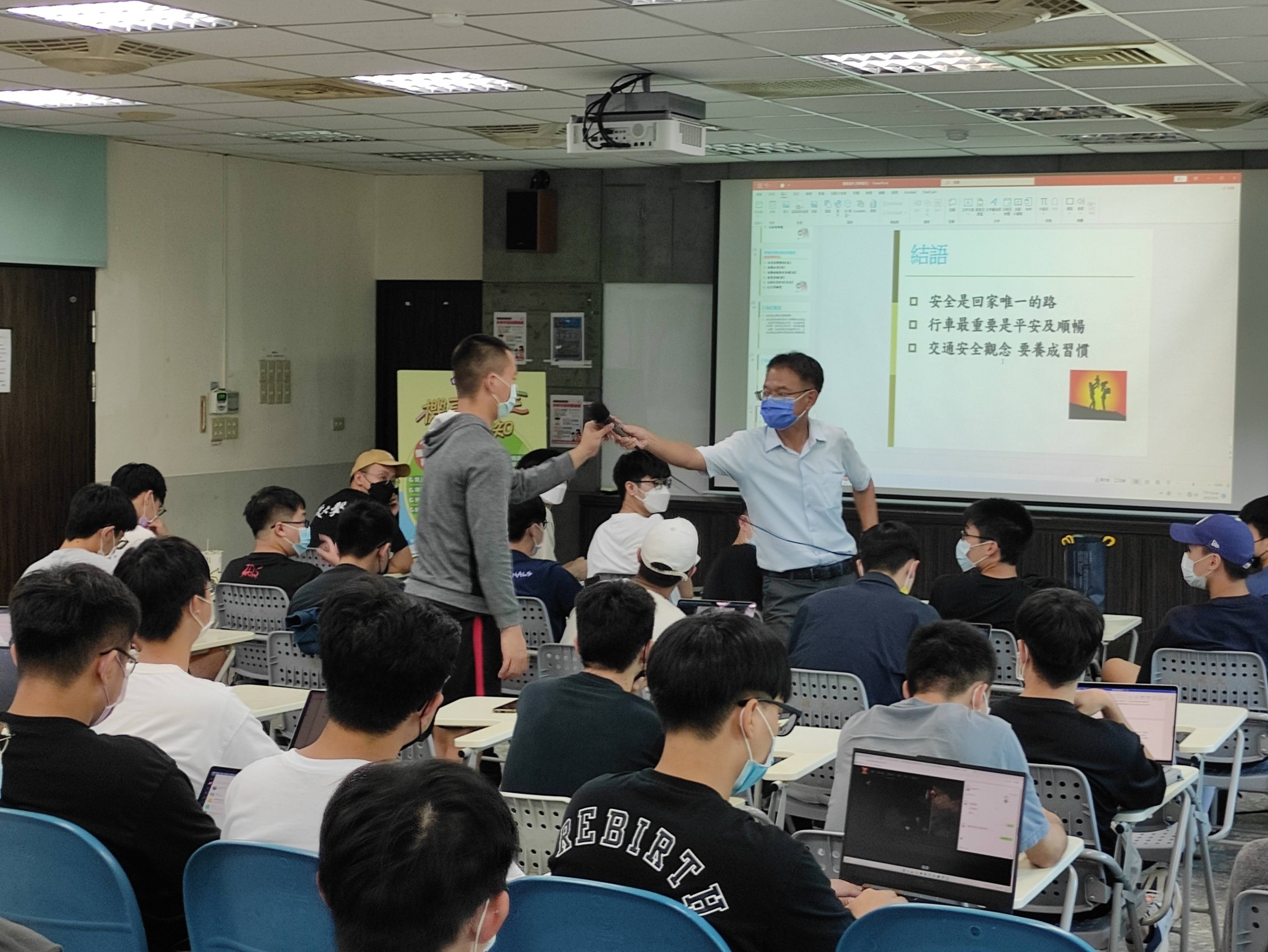 圖片說明:文山第一分局前進政治大學進行交通安全宣導,強化學生安全駕駛觀念,降低交通事故發生。(記者吳萍翻攝)