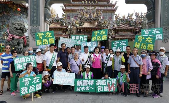 影／蘇巧慧南下相挺台大同學蔡岳儒　朝天宮武德宮參拜祈求順利當選