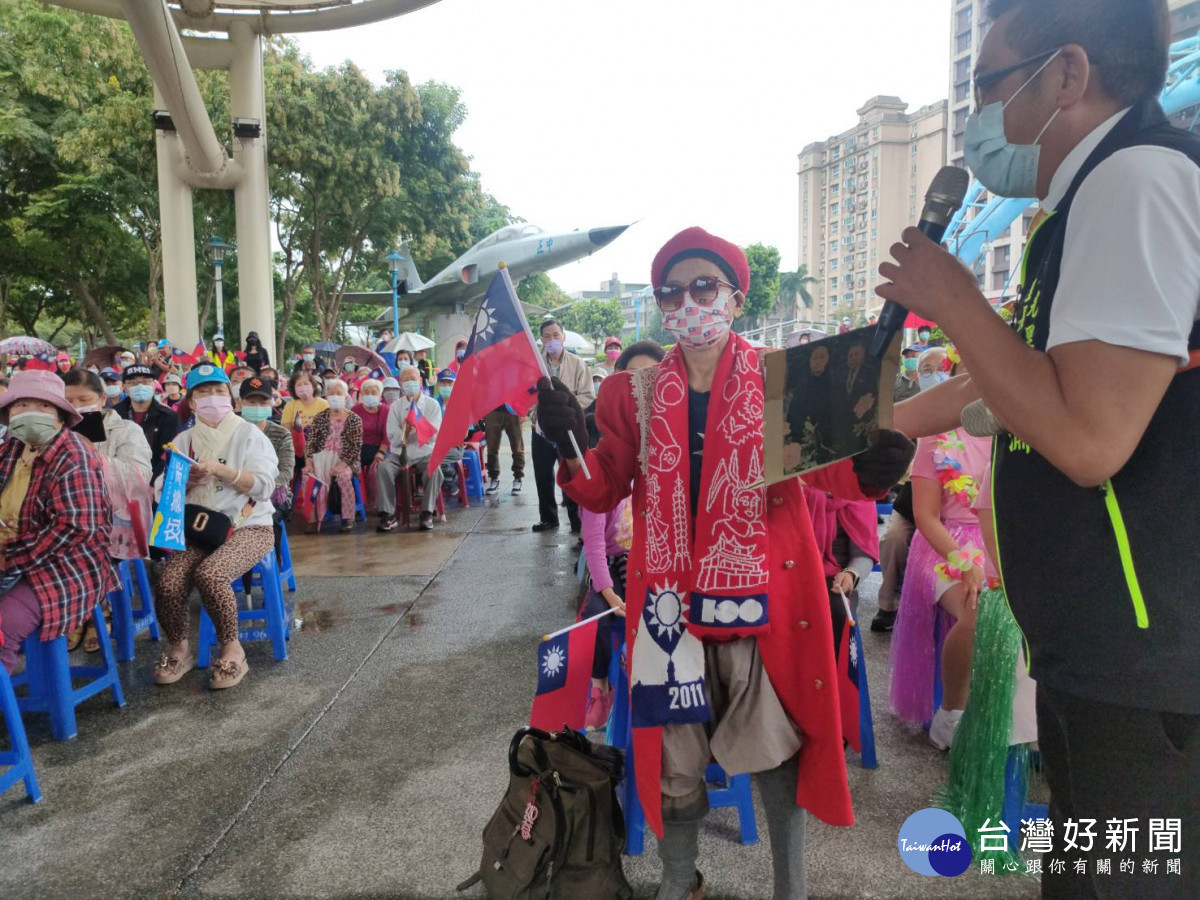 百歲人瑞到場支持,讓張善政感動不已