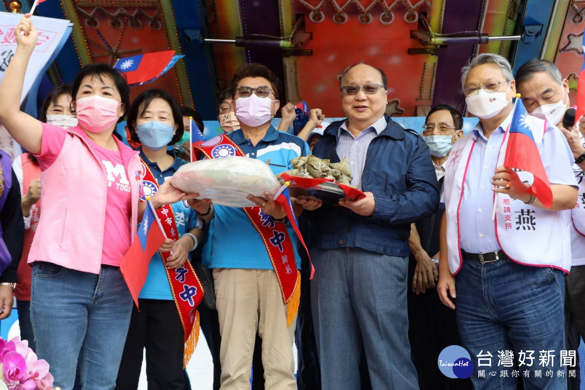 前市長胡志強笑稱他走在台中就會想到李中,肯定李中的問政。