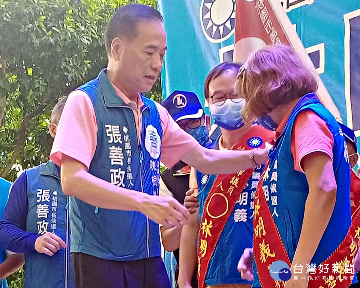 龜山區市議員選人林明義總部成立 陳根德總幹事為林明義披上競選彩帶