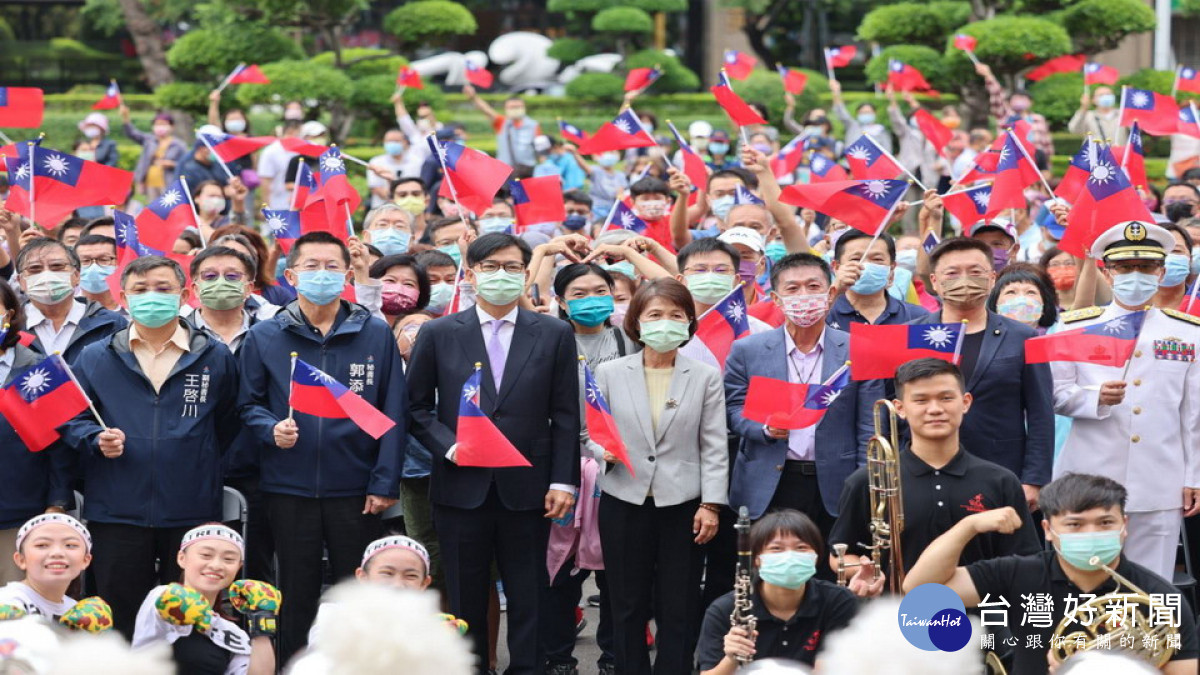 ▲國慶升旗典禮陳其邁與議長曾麗燕、市府團隊及市民朋友一同齊聚四維行政中心，共同祝福中華民國111年生日快樂。（圖／記者 許高祥 攝）