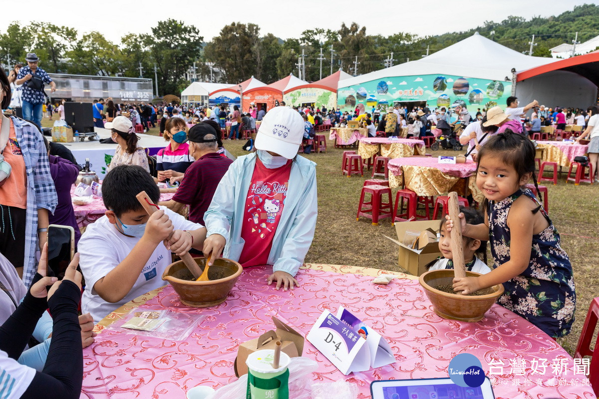 小朋友對擂茶倍感新鮮。（記者扶小萍攝）