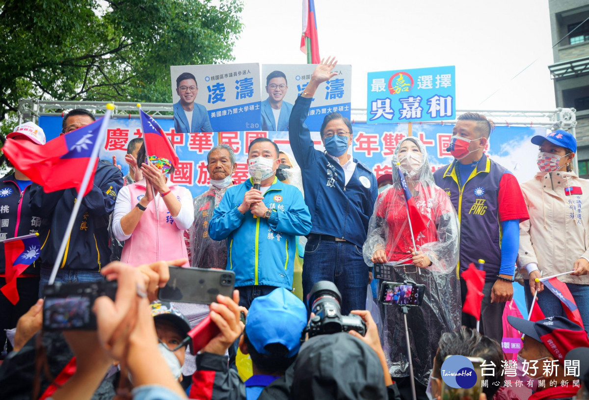 國民黨桃園市長候選人張善政出席平鎮區國旗屋國慶升旗典禮。