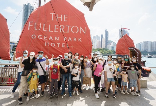 信和集團及旗下富麗敦海洋公園酒店聯同社區夥伴向船民及基層家庭送上200份心意包,並於10月7日及8日接待多位基層朋友乘坐香港唯一中式古董觀光帆船鴨靈號,遊覽維多利亞港及南區。 信和集團及旗下富麗敦海洋公園酒店聯同社區夥伴向船民及基層家庭送上200份心意包,並於10月7日及8日接待多位基層朋友乘坐香港唯一中式古董觀光帆船鴨靈號,遊覽維多利亞港及南區。