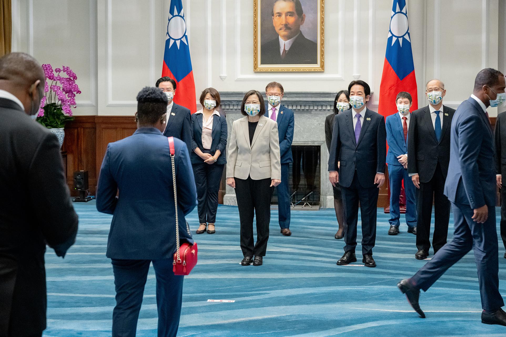 今天是國慶日，總統蔡英文在府內接受各國訪賓祝賀。總統府提供