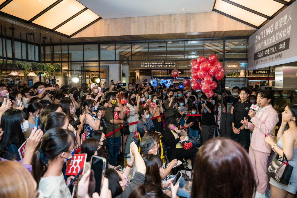 德國雙人品牌代言人坤達 一日店長大秀廚藝,現場人潮爆滿,粉絲尖叫連連。