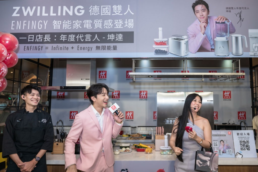 德國雙人品牌代言人坤達 一日店長大秀廚藝,現場人潮爆滿,粉絲尖叫連連。