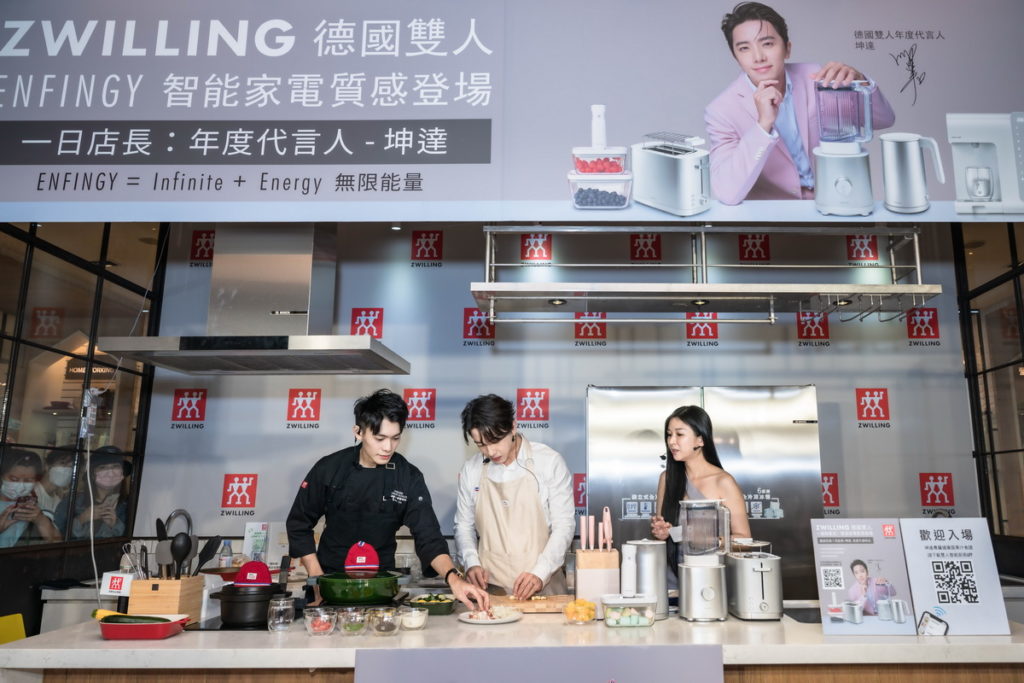 有著無限活力Energy的全能暖系男神坤達,正如同德國雙人「ENFINIGY系列智能家電」擁有無窮(Infinity)能量(Energy)的特質。