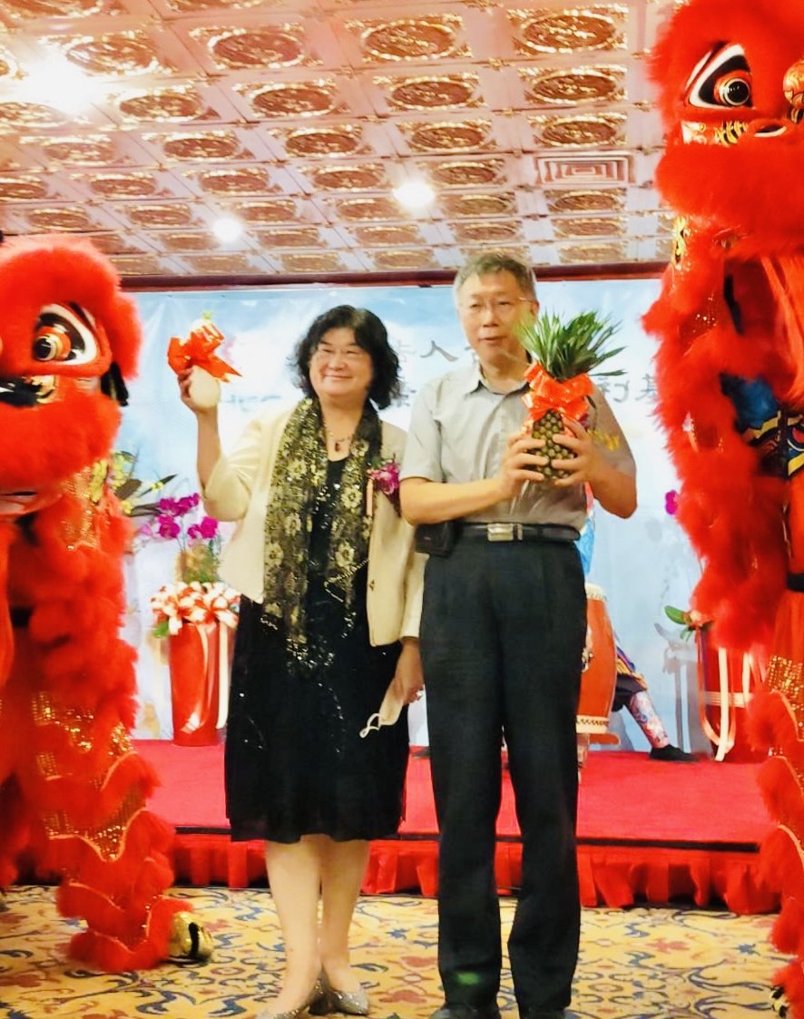 圖:香港客屬同鄉會會長吳秀娥(左)成立客家康慈社會福利基金會與台北市市長柯文哲(右)合影。