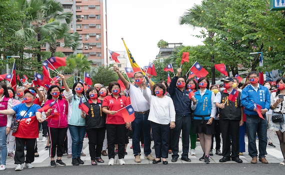慶雙十國慶　嘉義市長黃敏惠到經國新城、精忠新城參加升旗