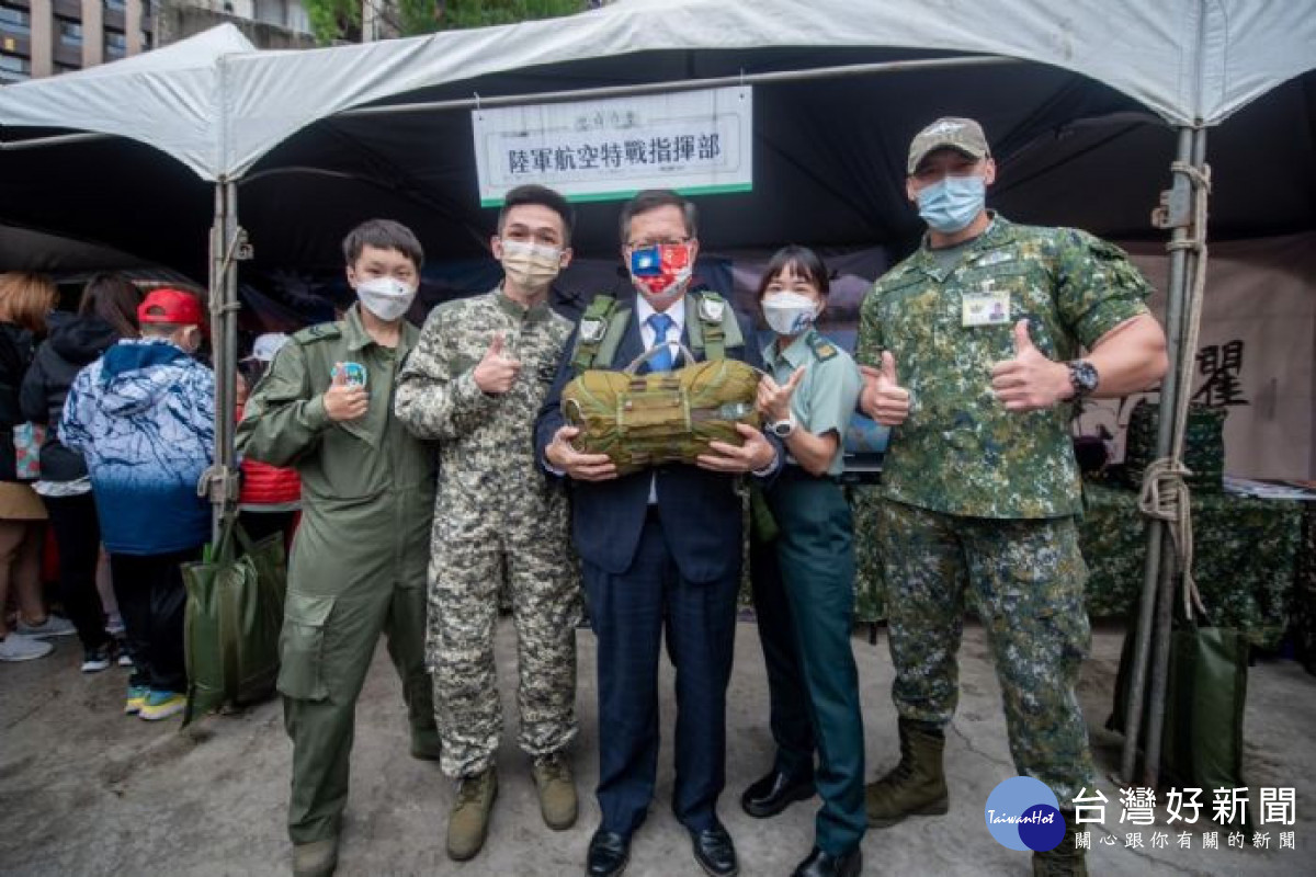 鄭市長與國軍合影。<br /><br /> <br /><br /> 
