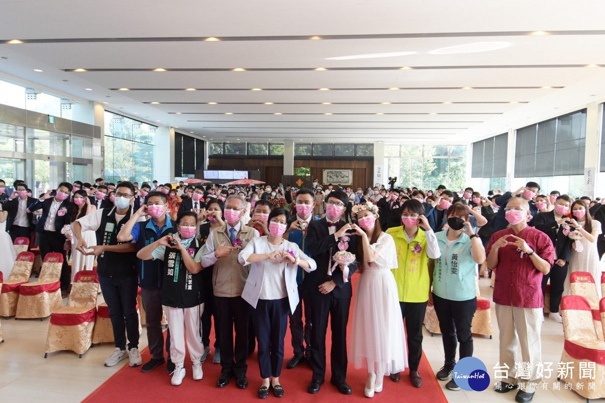 2022彰化縣聯合婚禮,縣長王惠美為32對新人福證。圖/彰化縣政府提供