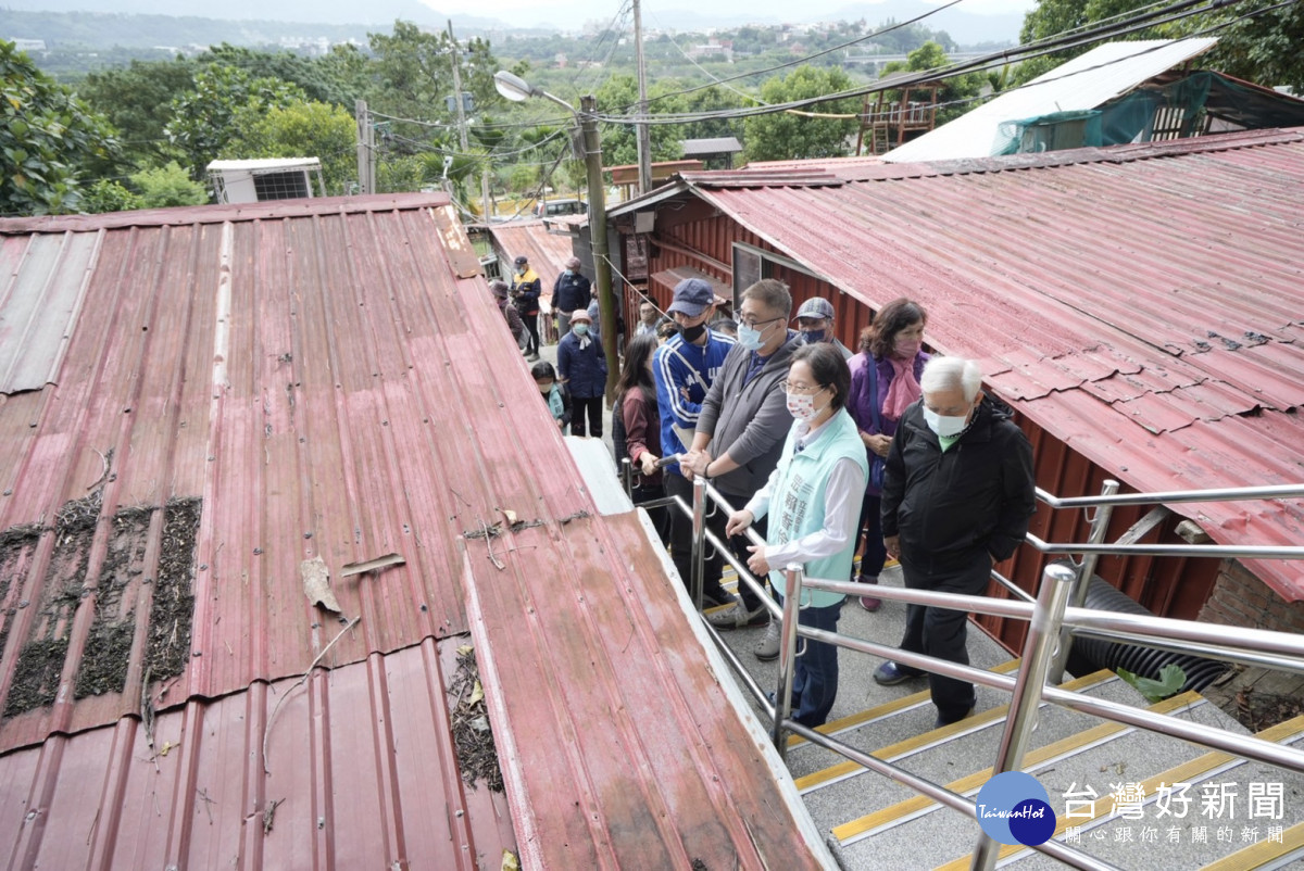 賴香伶針對大溪河濱撒烏瓦知部落生活環境老舊，邀集中央原住民委會及市府原民局到場會勘。<br /><br /> <br /><br /> 