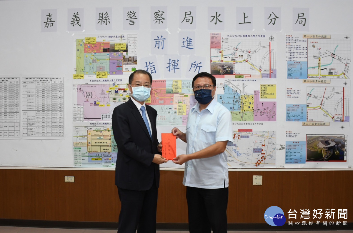 2022國慶焰火圓滿落幕，警政署長黃明昭(左)特地南下慰問嘉義縣警局／警方提供