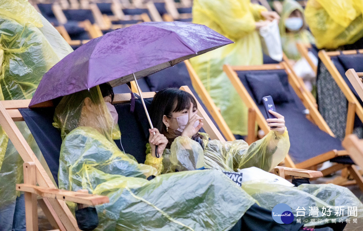 10月8日台北首場,近200位觀眾風雨無阻,相偕親友、情侶或夫妻穿著雨衣觀影應援女孩權益-2(台灣世界展望會提供)