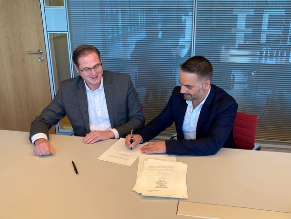 Matthijs Beijk (LyondellBasell) 及 Kai Hoyer (23 Oaks Investment) 簽署成立 Source One Plastics 協議。 Matthijs Beijk (LyondellBasell) 及 Kai Hoyer (23 Oaks Investment) 簽署成立 Source One Plastics 協議。