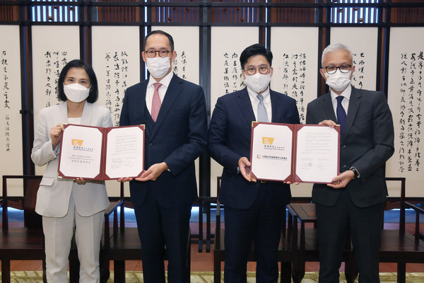 西九文化區管理局行政總裁馮程淑儀女士(左一)、香港故宮文化博物館館長吳志華博士(右一)與黃廷方慈善基金董事暨大灣區共同家園青年公益基金主席黃永光先生,SBS,JP(左二)、大灣區共同家園青年公益基金常務副主席暨立法會體育、演藝、文化及出版界議員霍啟剛先生,JP(右二)出席「青年藝遊故宮計劃」的合作協議簽署儀式,正式啟動是項跨年計劃,幫助香港青年了解中華文化。 西九文化區管理局行政總裁馮程淑儀女士(左一)、香港故宮文化博物館館長吳志華博士(右一)與黃廷方慈善基金董事暨大灣區共同家園青年公益基金主席黃永光先生,SBS,JP(左二)、大灣區共同家園青年公益基金常務副主席暨立法會體育、演藝、文化及出版界議員霍啟剛先生,JP(右二)出席「青年藝遊故宮計劃」的合作協議簽署儀式,正式啟動是項跨年計劃,幫助香港青年了解中華文化。