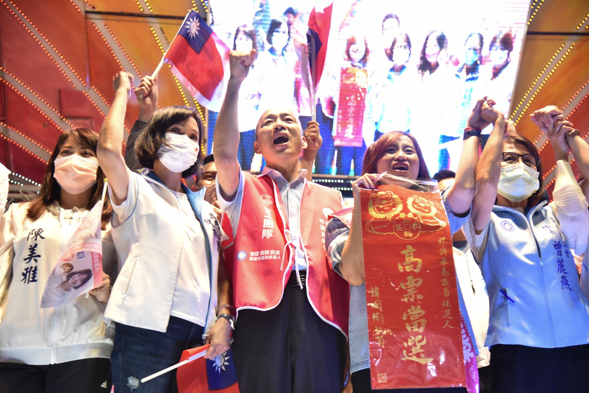 高雄市前市長韓國瑜(中)10日晚間幫許采蓁(右二)站台,與柯志恩同框(左二)。翻攝柯志恩臉書