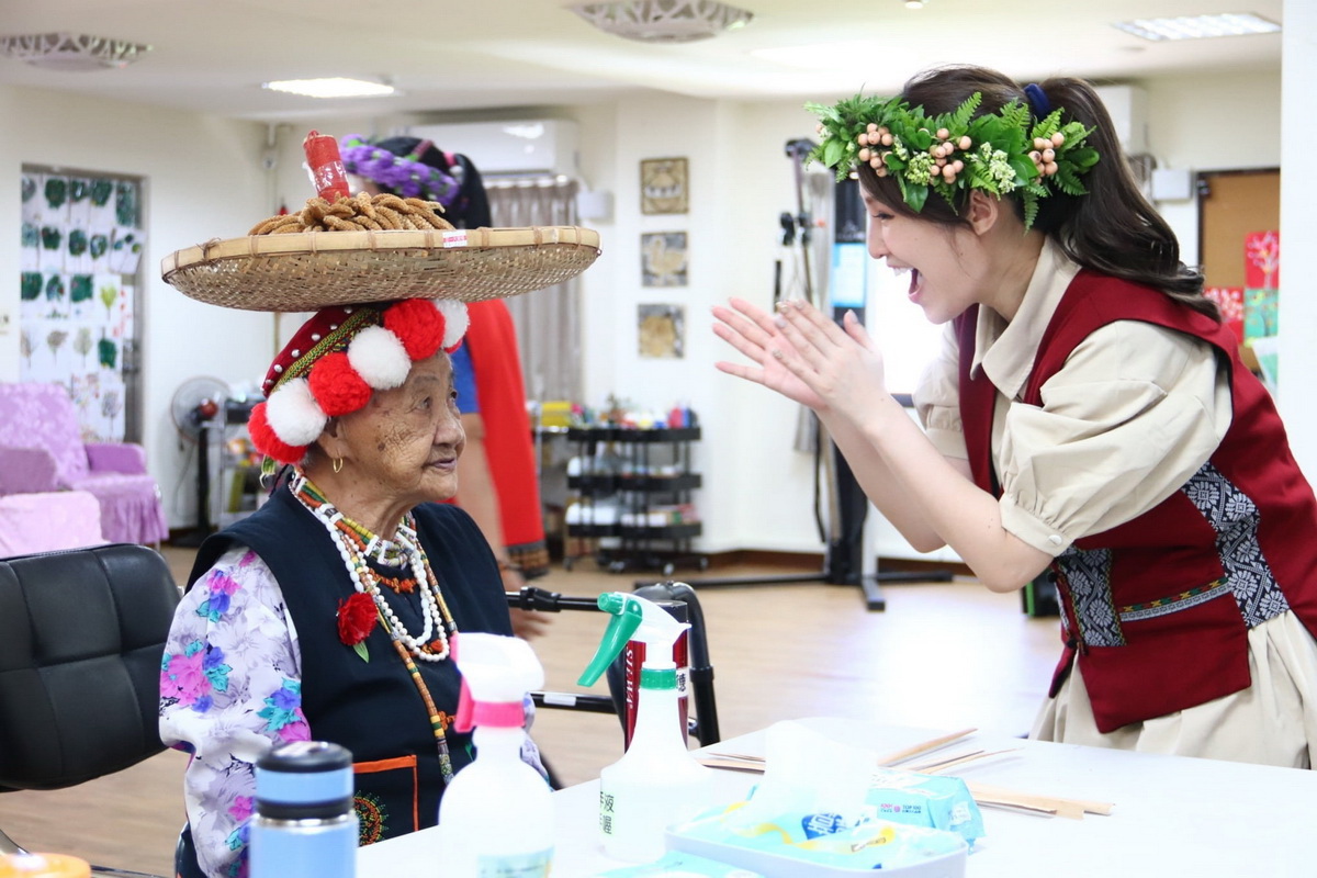 愛心代言東基公益「不只是日照」的主播張齡予，實地走訪一粒麥子基金會在台東縣的日間照顧中心，與長輩相處無距離。日照中心九十四歲米之谷VuVu（排灣族語「祖母」）還特地示範了「頂上功夫」。