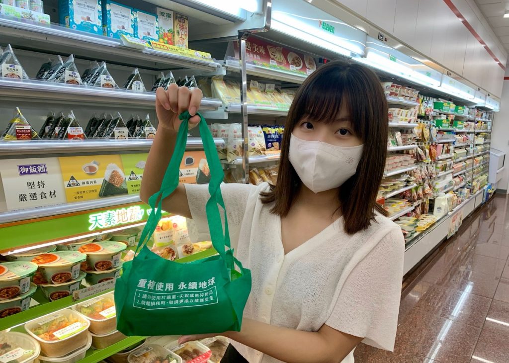 為了積極推動綠色消費,7-ELEVEN自12日起各門市將全面陸續停止提供一次性免費提網服務,現有免費提網視各店庫存狀況用完為止