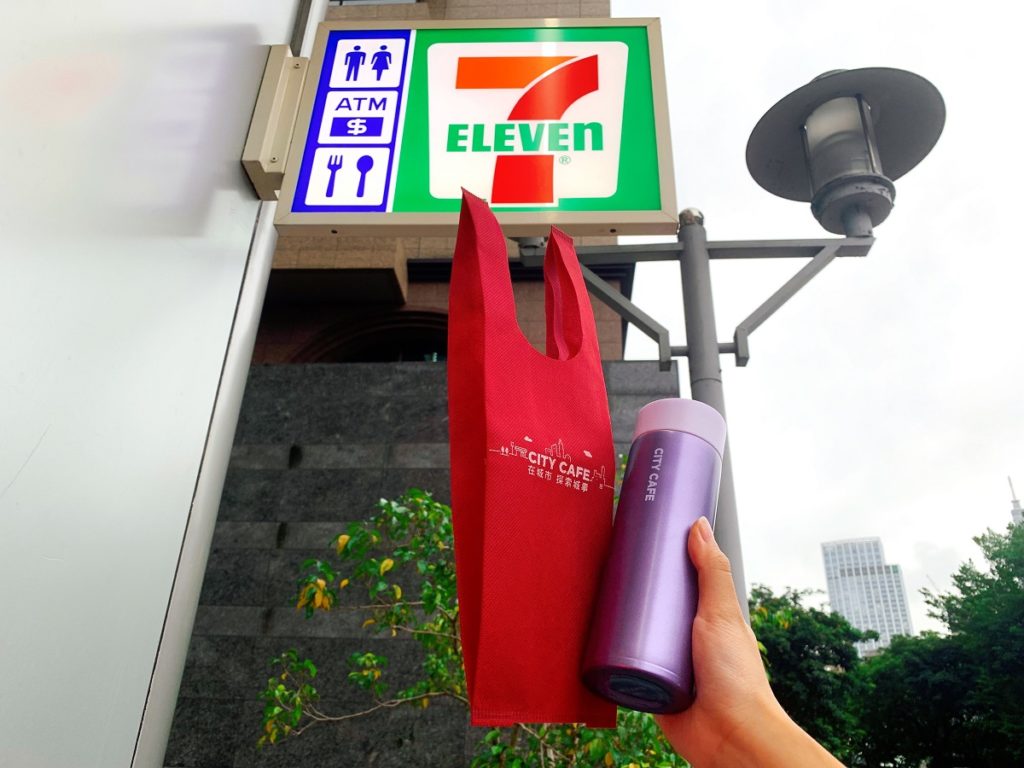 7-ELEVEN長期響應環保署自備飲料杯政策,每月1號與特定環保節日自備環保杯更加碼7元折扣,2021年已減少超過2千萬個紙杯與杯蓋。