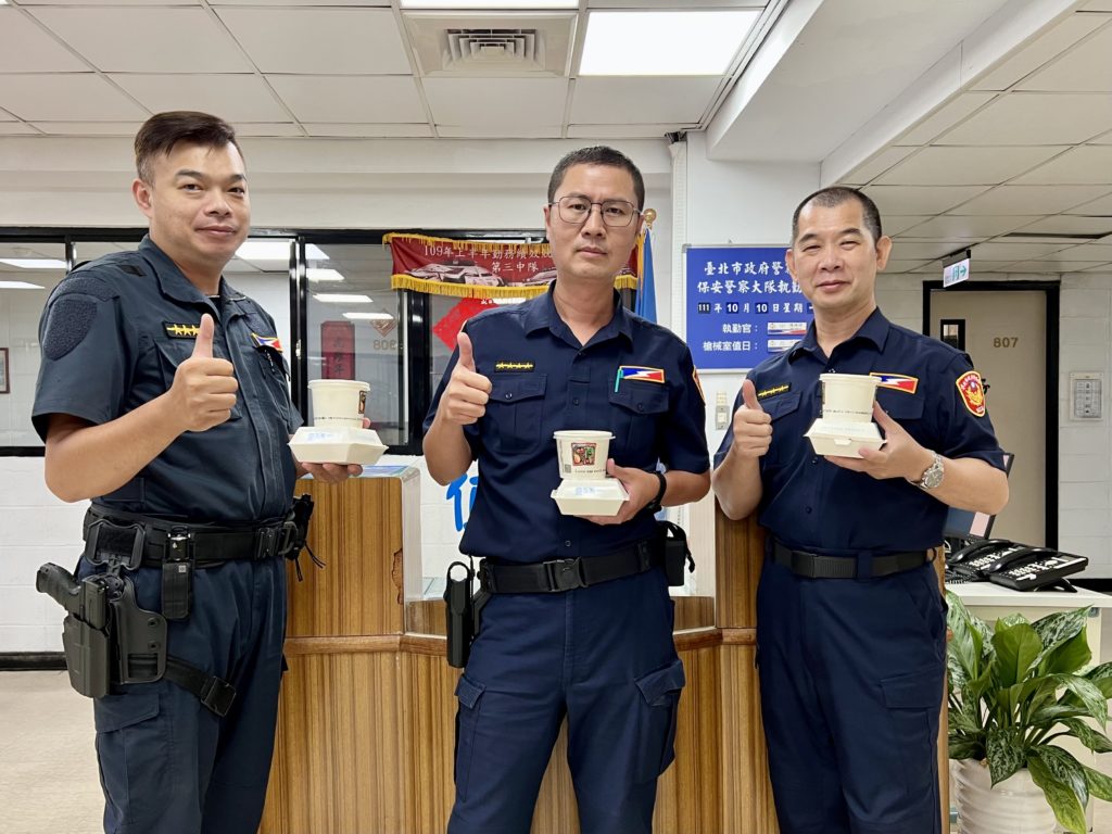 佛光山泰山禪淨中心特別致贈熱食，為守護在第一線的人民保母帶來關懷，讓保大員警既暖心又暖胃。