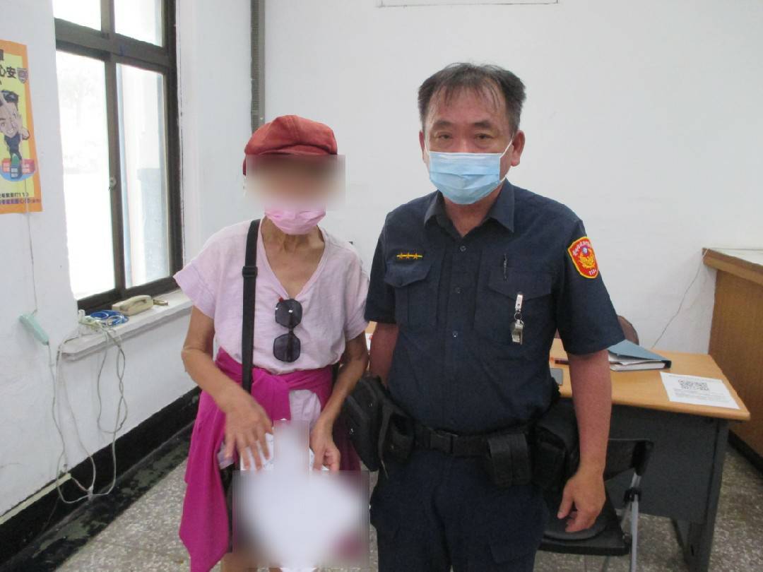 ▲「菩薩警」林志營轉介70歲身障謝婦申請慈善補助,暫度生活難關 (圖/台中市警察局 提供)