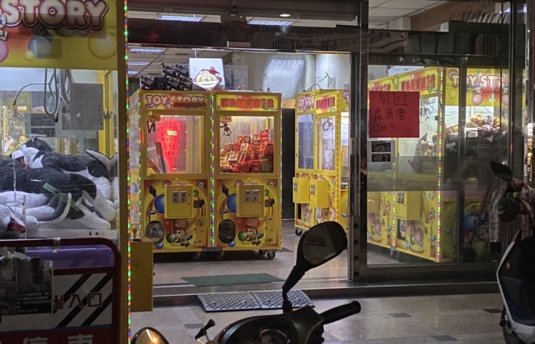 ▲德州撲克職業賭場以一樓「娃娃機店」為掩護 (圖/台中市警察局 提供)