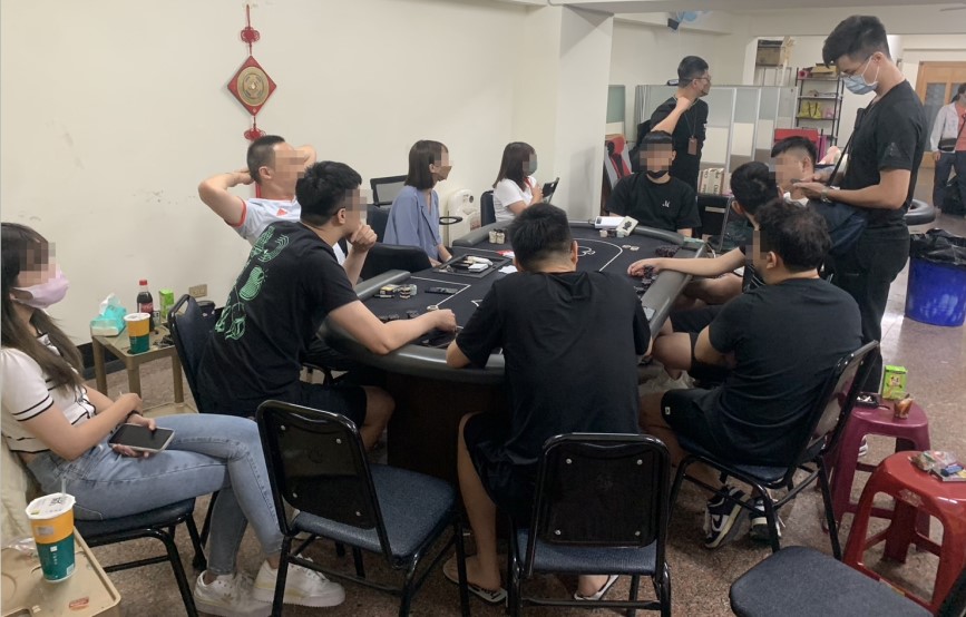 ▲警方破獲「娃娃機店」掩護之德州撲克職業賭場 (圖/台中市警察局 提供)