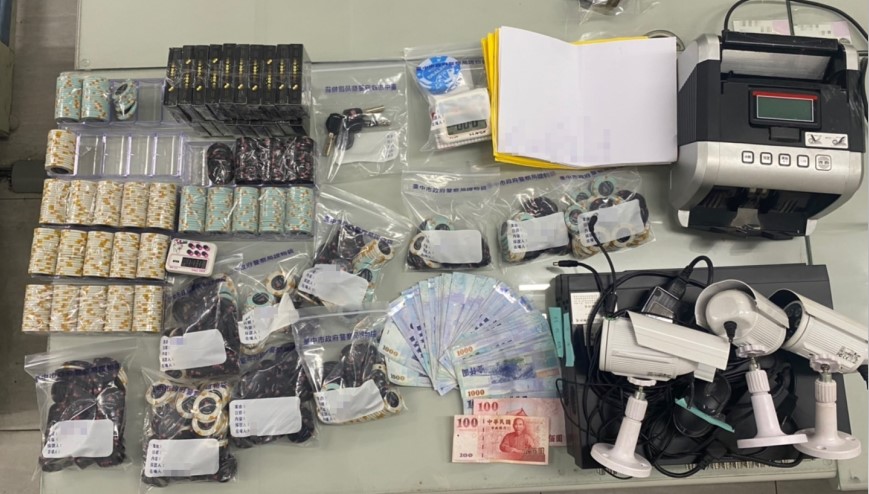▲現場查獲賭具、監視錄影設備、點鈔機、抽頭金及籌碼賭資等證物 (圖/台中市警察局 提供)