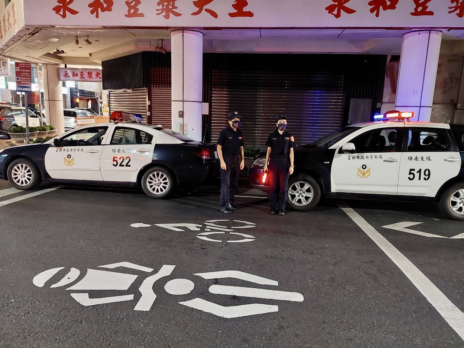 臺北市保大員警執行交通指揮疏導、各管制點指引車輛等勤務,各項圖:維安工作務必做到滴水不漏。