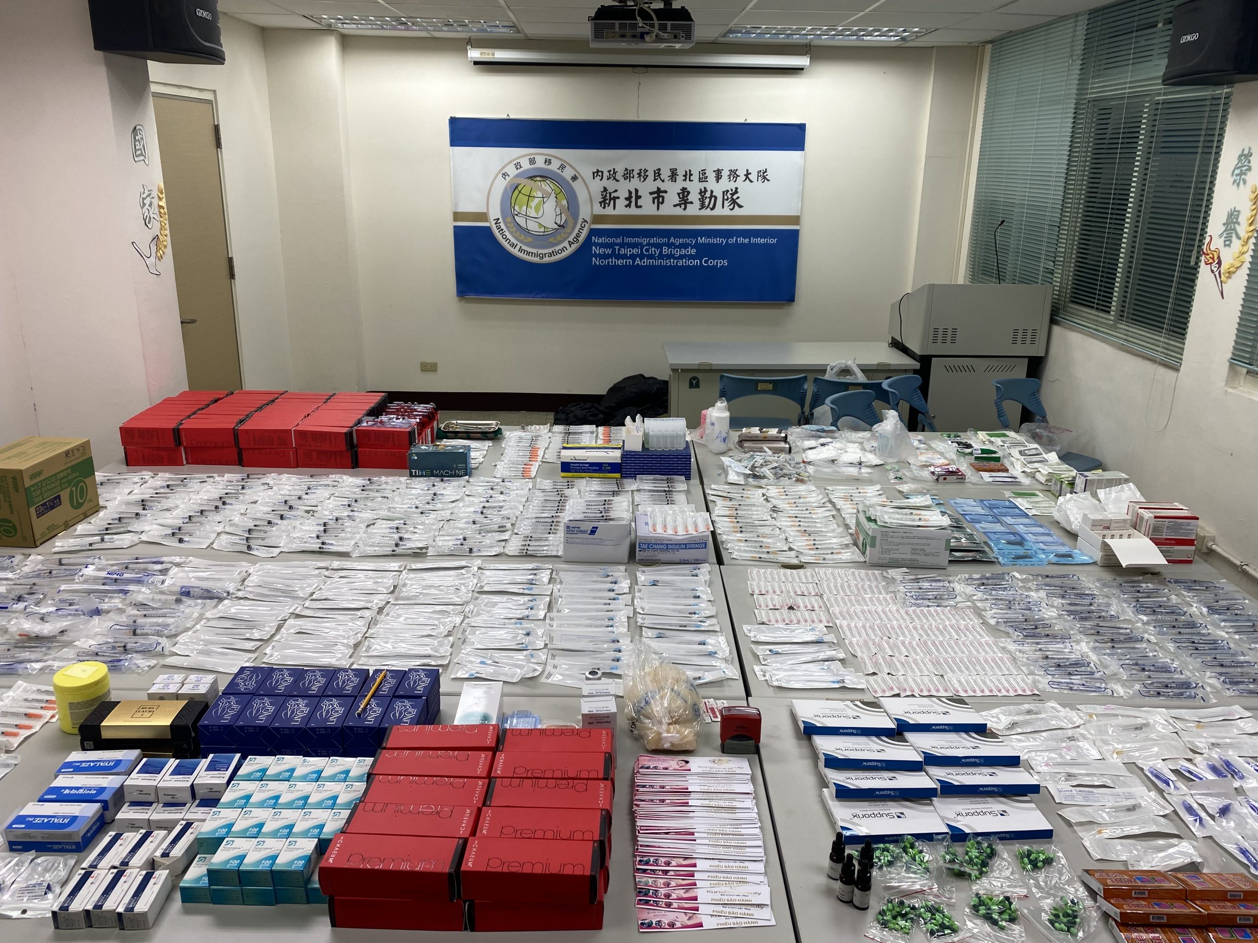 圖片說明:移民署查扣千項醫美用藥品及器具。(記者徐煜勝翻攝)