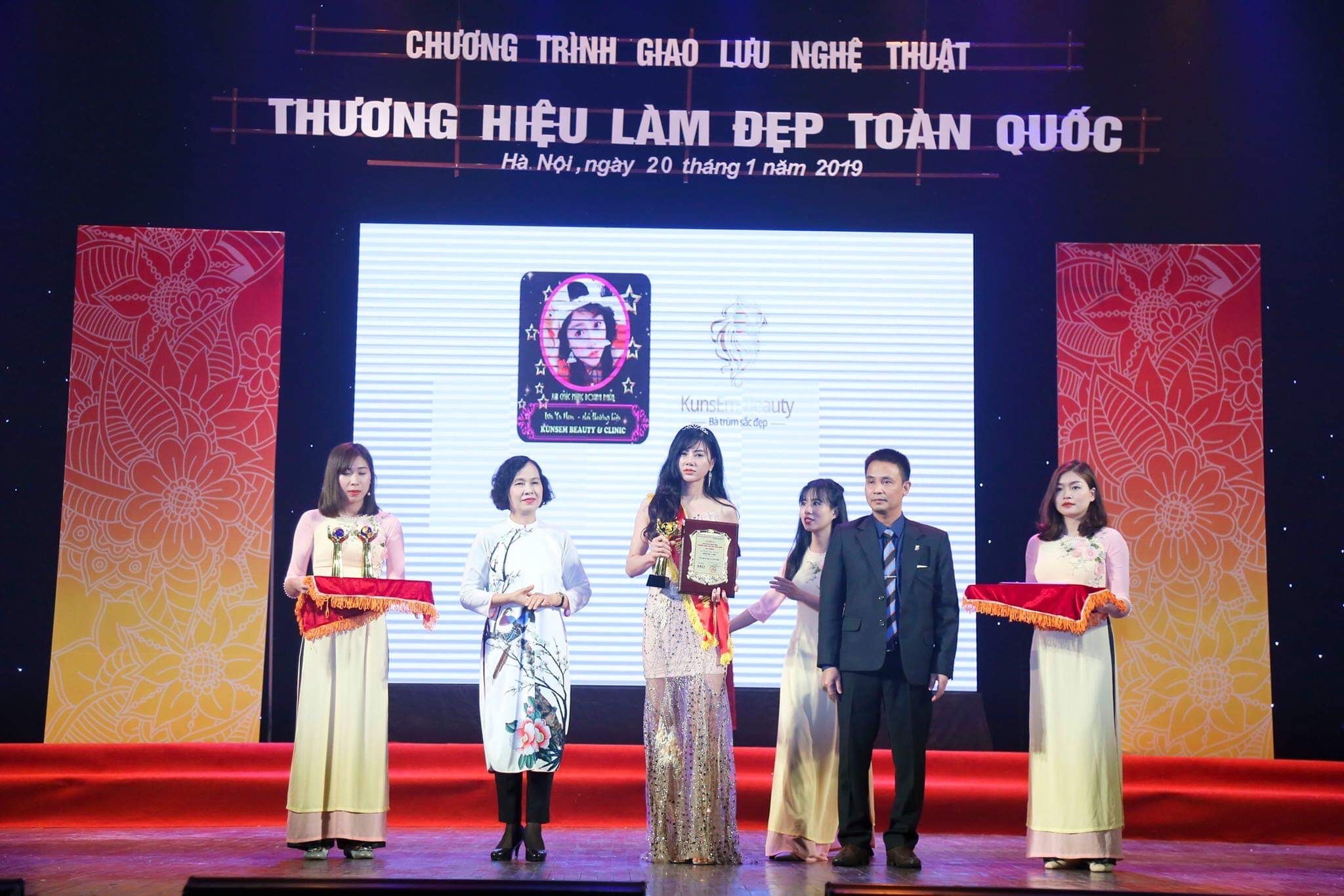 圖片說明:吳女曾參加107年美國密西根MNS國際菁英盃競賽獲「半永久化妝術紋繡組」優勝。(記者徐煜勝翻攝)