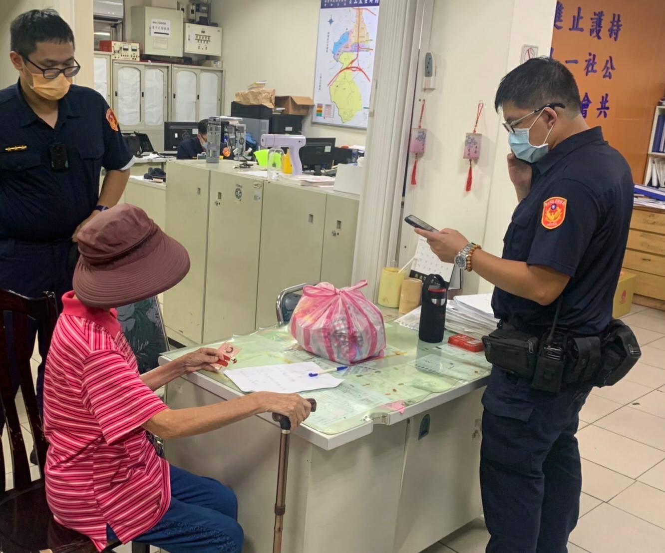 圖片說明:中和警先以巡邏車將其載返所,提供婦人飲水及便當果腹,同時洪員以筆談方式引導老嫗提供個人資料。(記者徐煜勝翻攝)