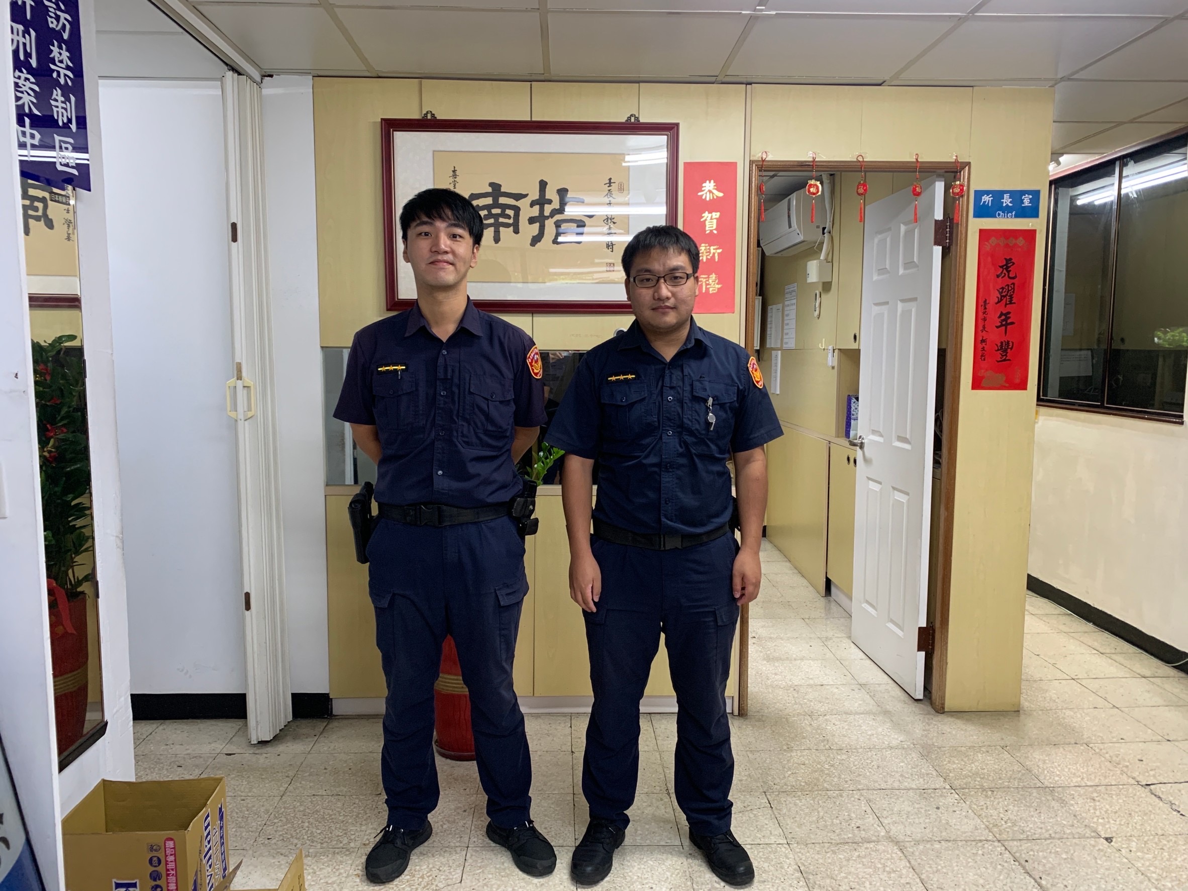 圖片說明:指南所員警黃順進、龍顗凱接獲情資深入山林逮通緝犯。(記者趙靜姸翻攝)